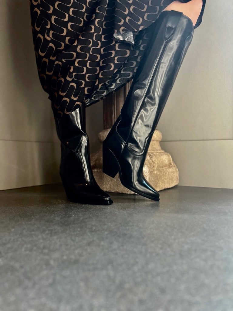 Chic Italian leather boots and shoes